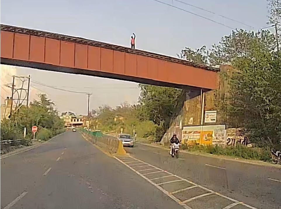 Railway bridge in Una becomes selfie point for careless youth