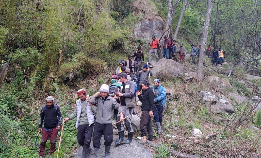 The health of the villager who went to graze cattle deteriorated, he was taken to the village by 15 km doli.