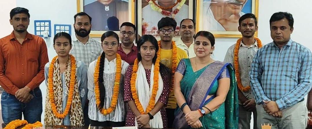 Hariom in 10th and Sadanand in 12th became district topper.