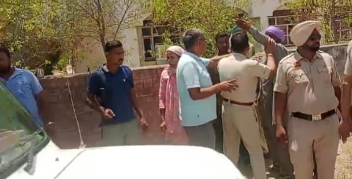 Mewa Singh became the acting sarpanch of village Tamaspura, scuffle broke out between the two sides outside.