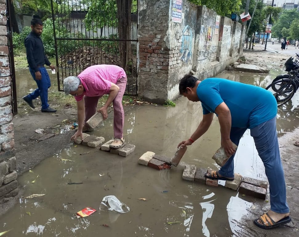 Rain increased the problem... Voters reached to vote through mud