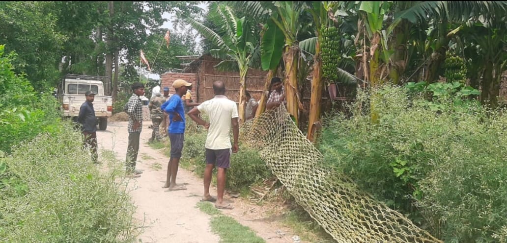 Leopard attacks two people working in the fields