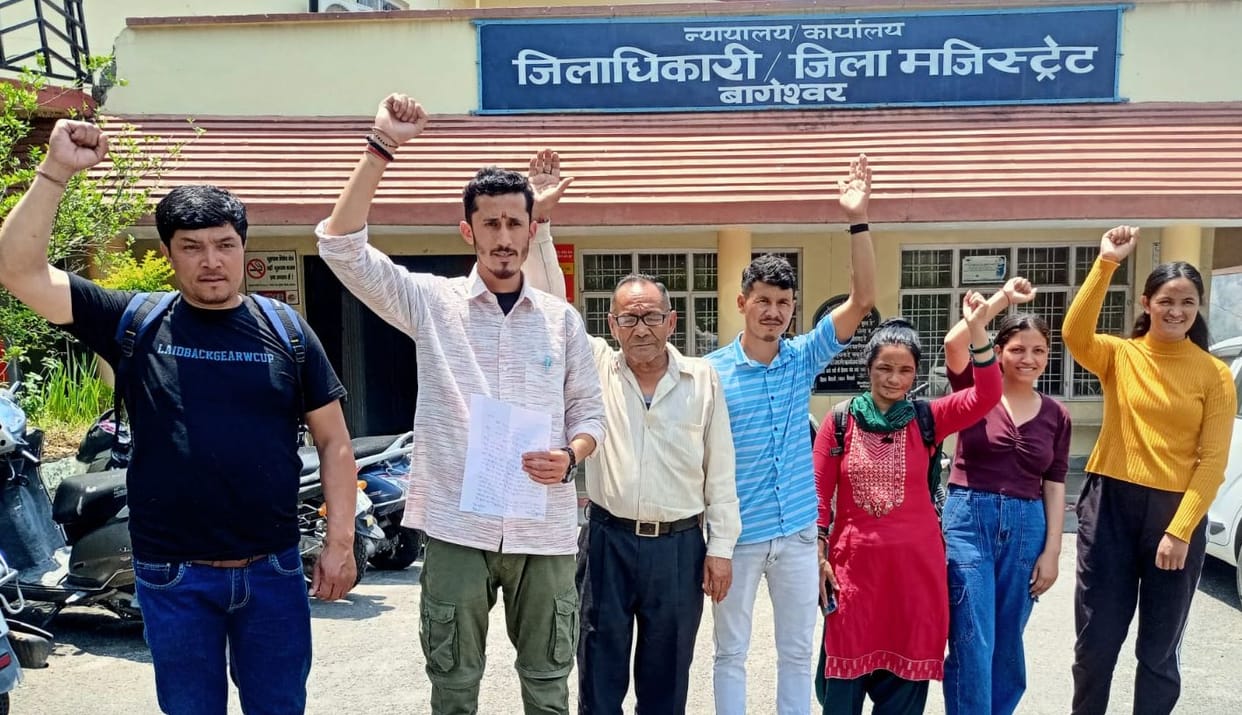 Villagers demonstrated for the construction of Kharkiya-Khati road