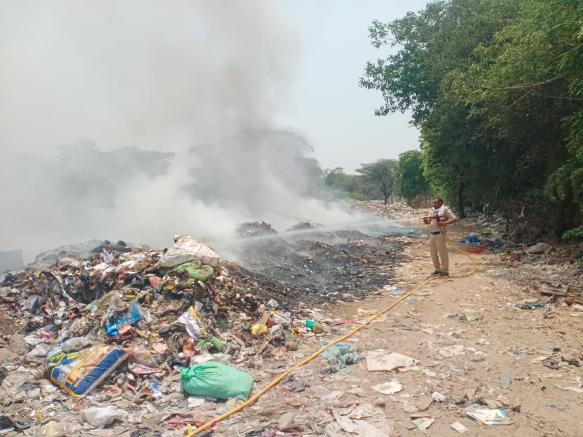 Fire broke out at two places, fire brigade vehicles were able to control