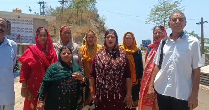 Officials of NH-3 construction company surrounded for half an hour in Jhanikkar