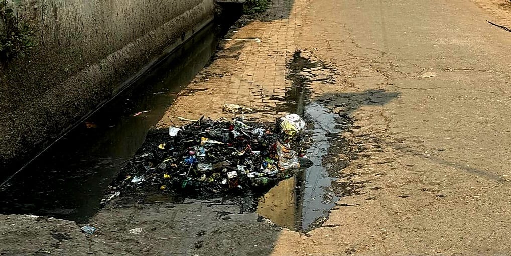 Dirt spread in the streets due to lack of cleanliness
