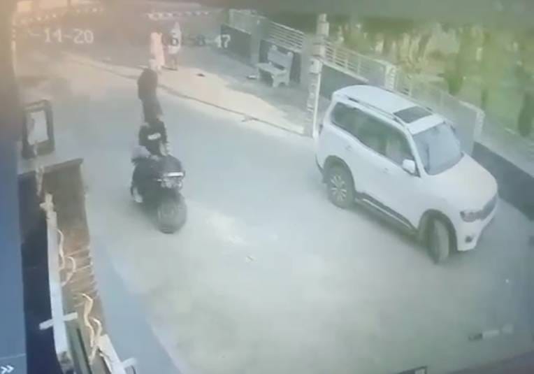 Bike riders snatched gold chain from the neck of a woman who was going to do yoga