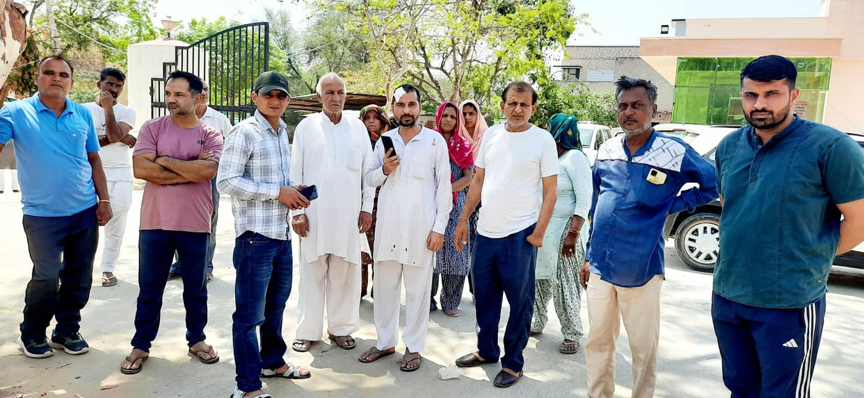Villagers reached the police station to protest against the police investigating officer using abusive language.