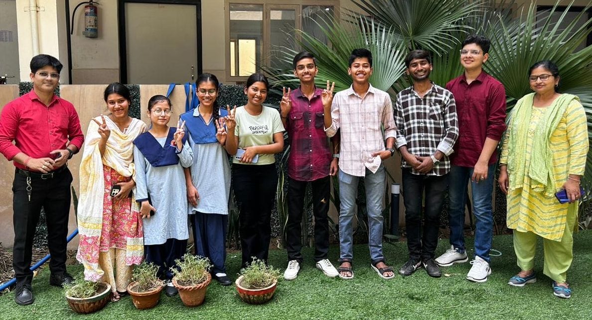 CBSE: Celebration at the homes of meritorious students, sweets distributed, blessings taken from elders