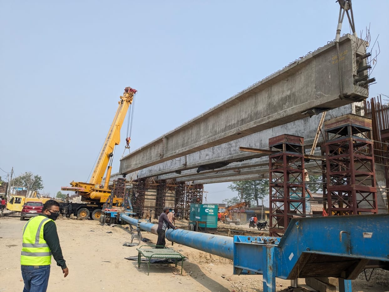 Flyover: After the removal of electric poles, the work of placing the girder intensified