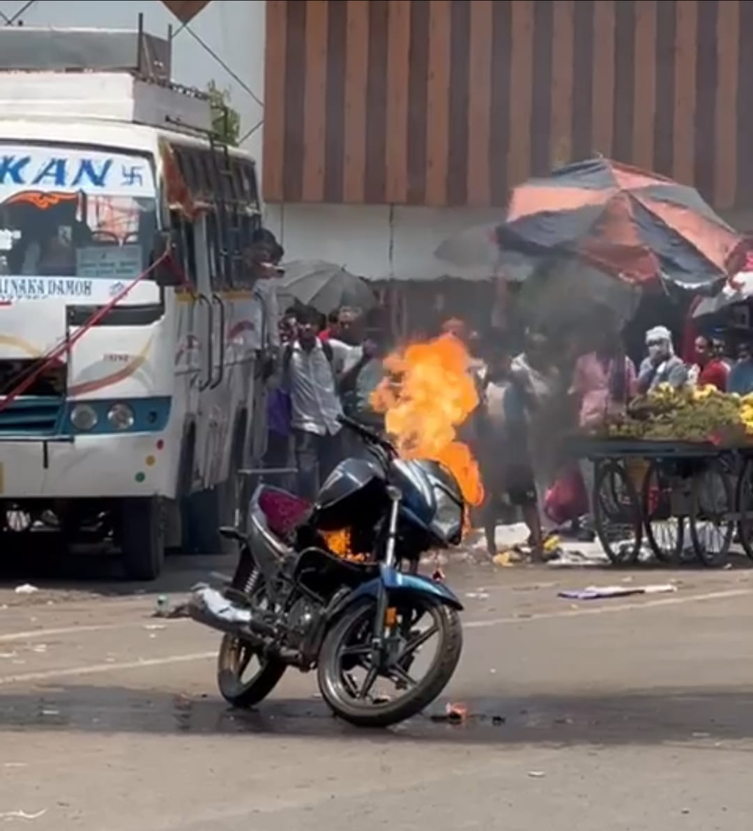 The bike caught fire as soon as it was kicked at Damoh bus stand