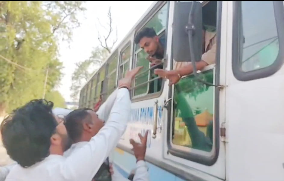 Kilometer scheme driver handed over the steering of the bus to another youth, passengers created ruckus