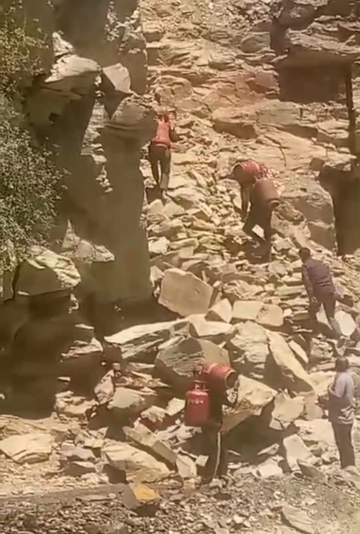 Having to cross the mountain amidst stones carrying a cylinder on the back