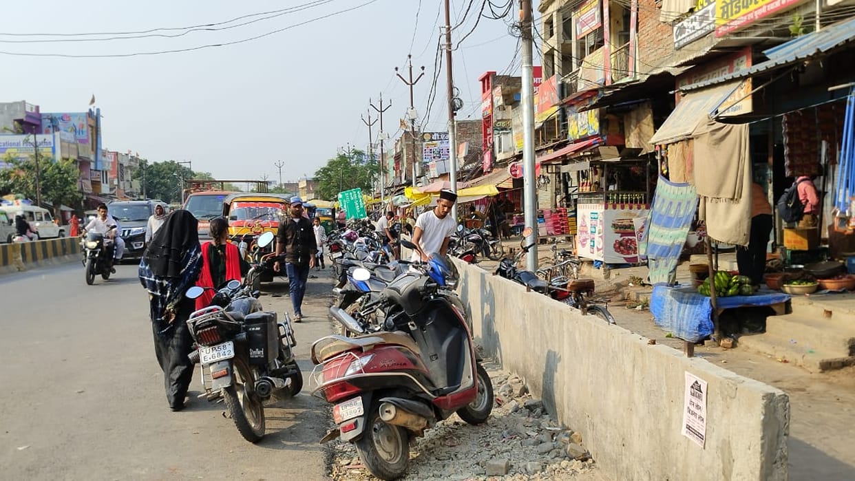 Wall built on both sides on Mehndawal bypass, responsible forgot to make footpath