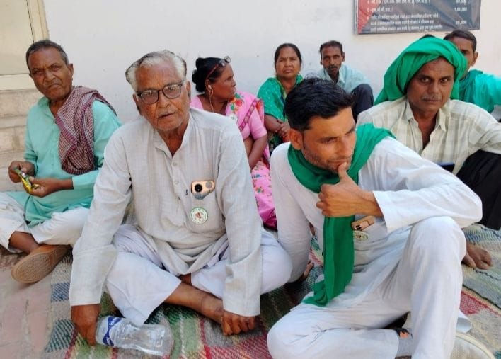 Protest in the police station due to non-filing of assault report