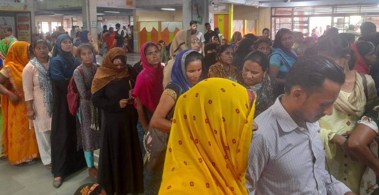 Outbreak of fever and diarrhea, 1818 patients reached medical college