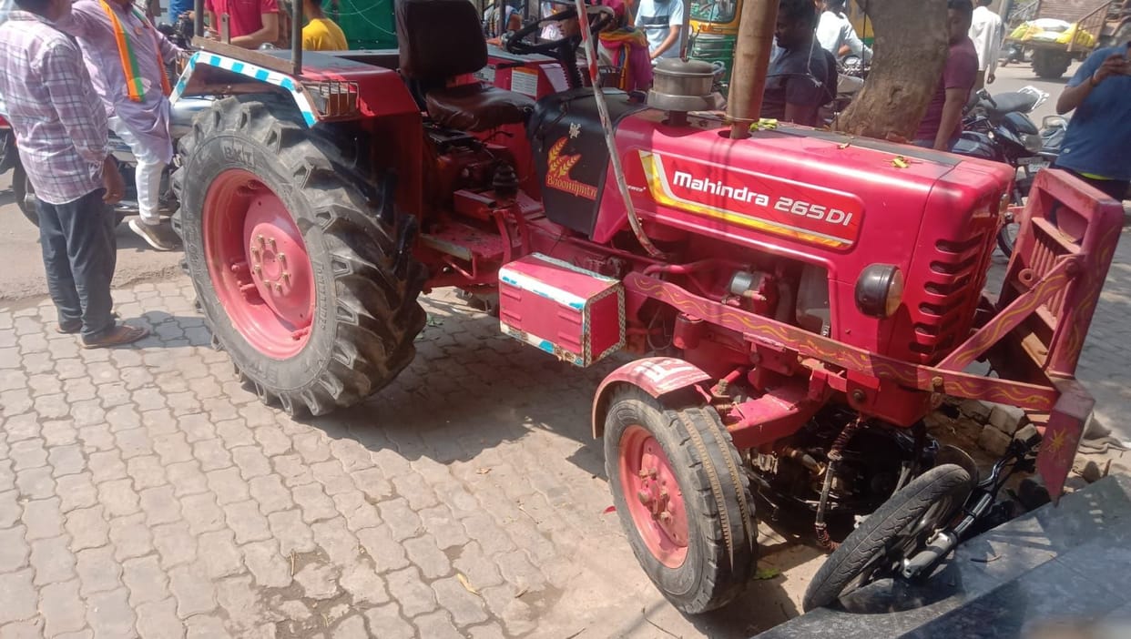 Uncontrolled tractor hits two scooties, a bike and a car, five injured