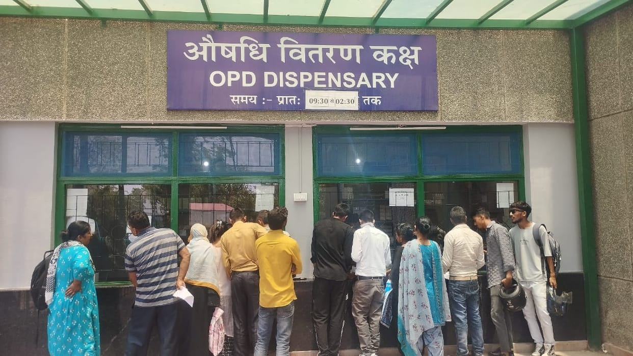 Arbitrary: Notice pasted for premature closure of free medicine counter
