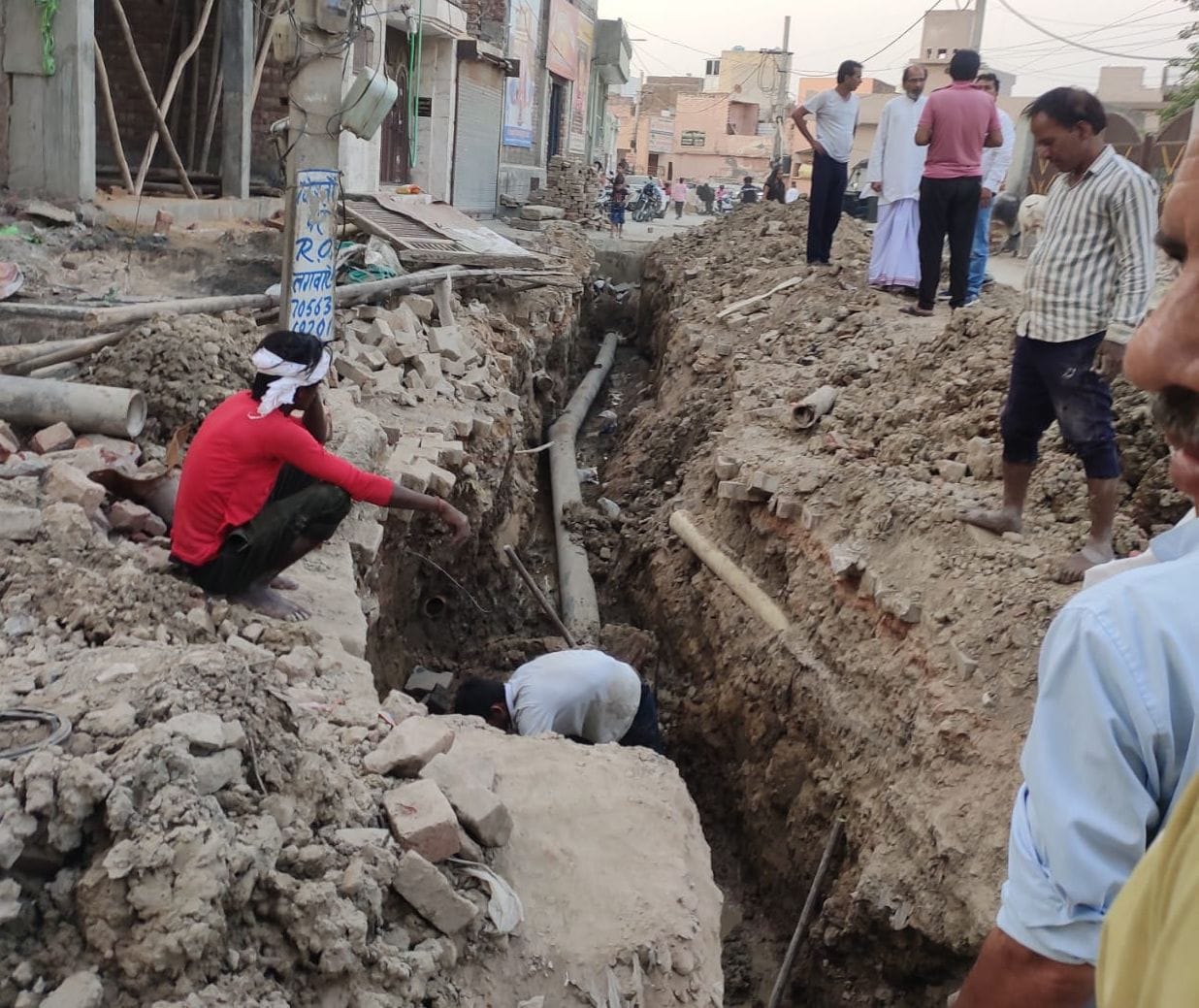 Six inch line of Dobi Booster burst, 500 houses are not getting water supply since last six days, people are suffering without water in summer.
