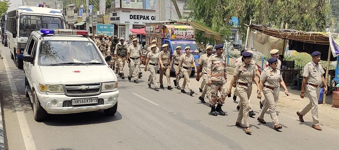 Police and para military forces took out flag march