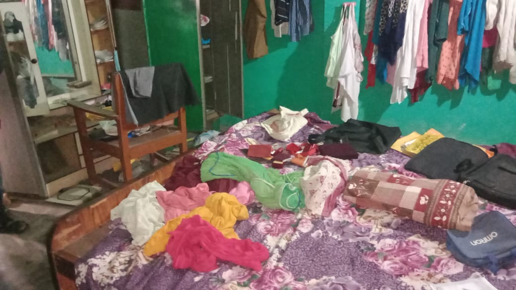 One and a half lakh cash and jewelery worth Rs 13 lakh stolen from two houses