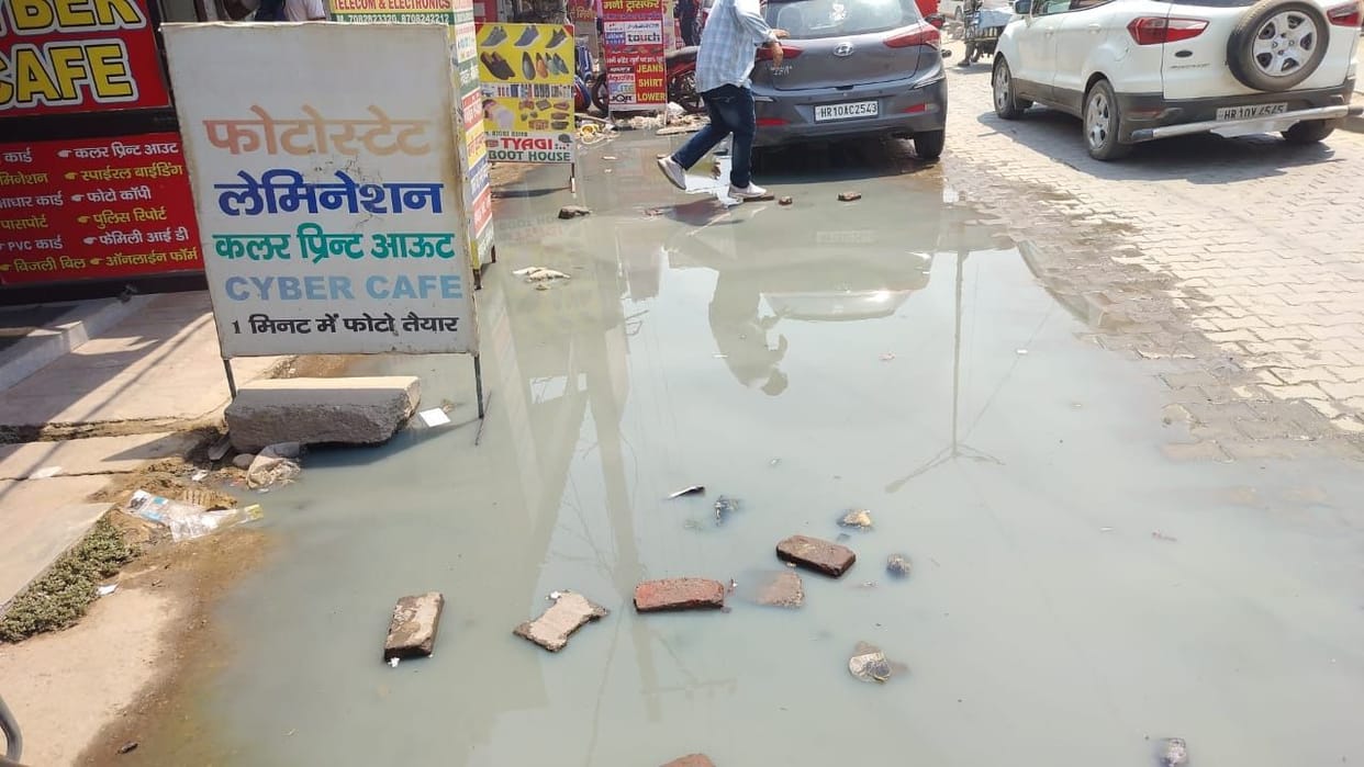 Drain overflows on railway road, shopkeepers and pedestrians troubled