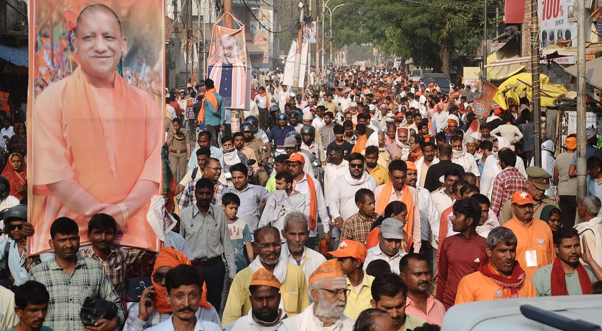 As soon as the public meeting ended, there was a long traffic jam, vehicles kept crawling.