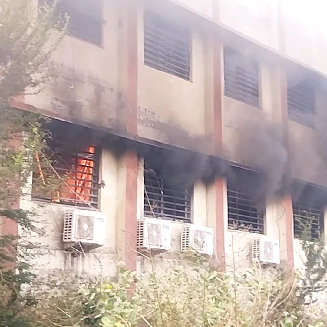 Computers worth lakhs of rupees burnt to ashes due to fire in Damoh ITI, creating panic