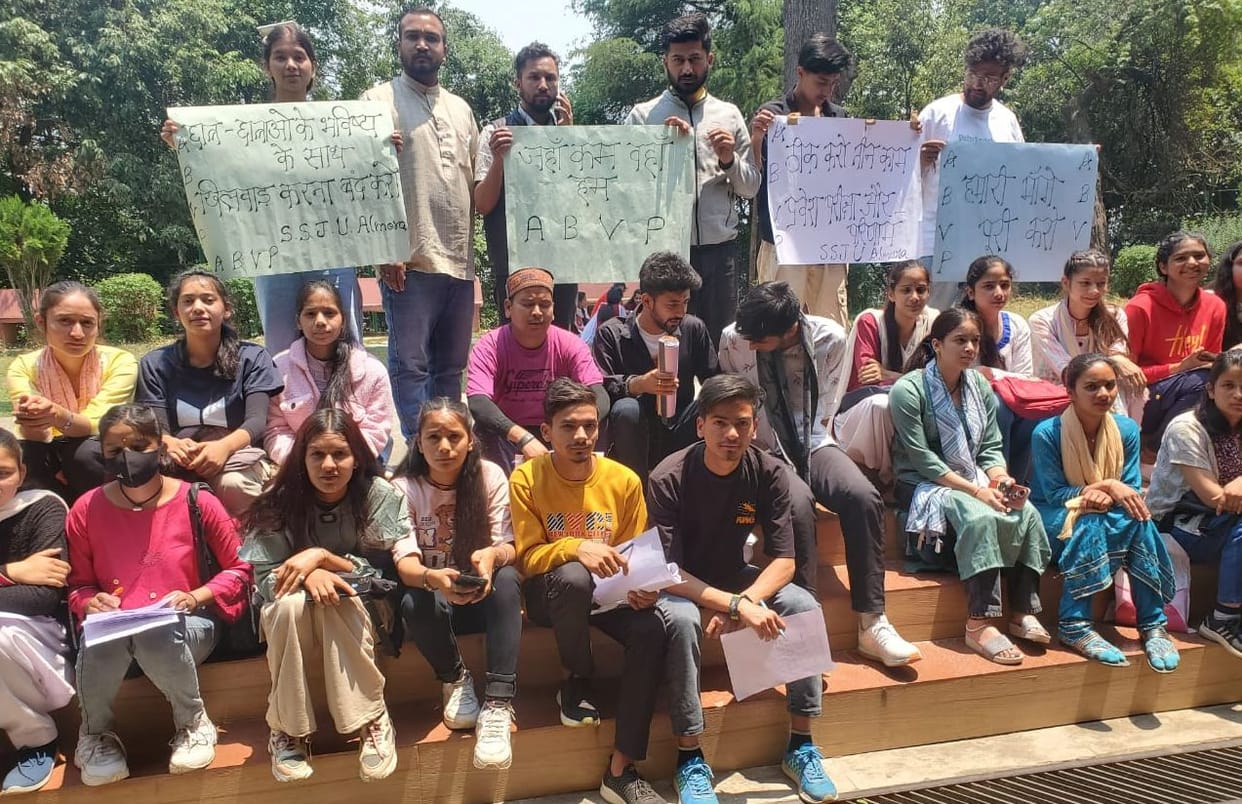 ABVP launched a signature campaign regarding the irregularities in the mark sheets