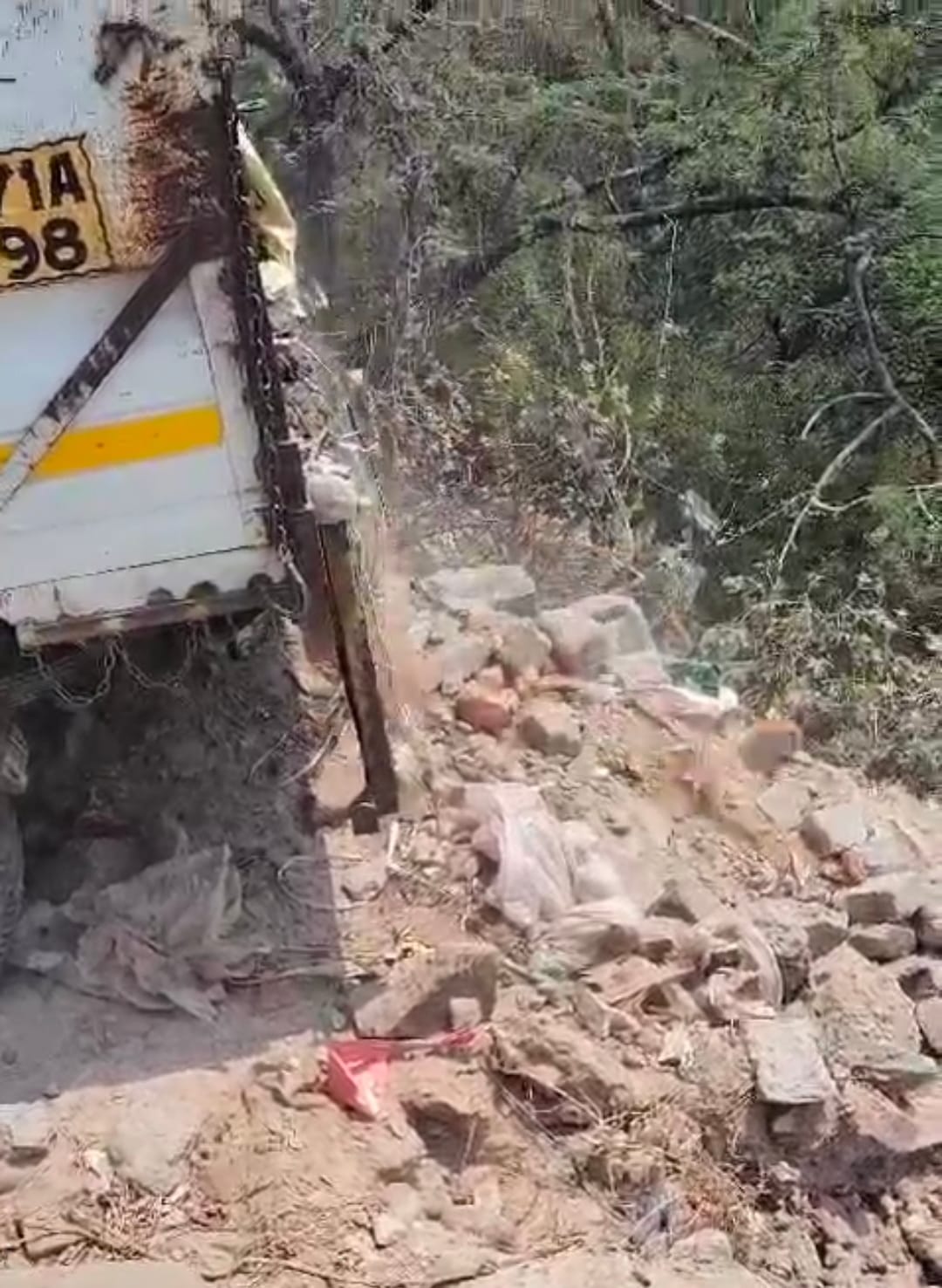 forest team fine 13500 rupees to vehicle owners in illegale dumping case