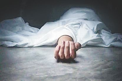 Aligarh: जवां में चालक और युवक की मौत, एक को हुआ हार्ट अटैक तो दूसरे ने खाया जहर Driver and young man died in Jawan
