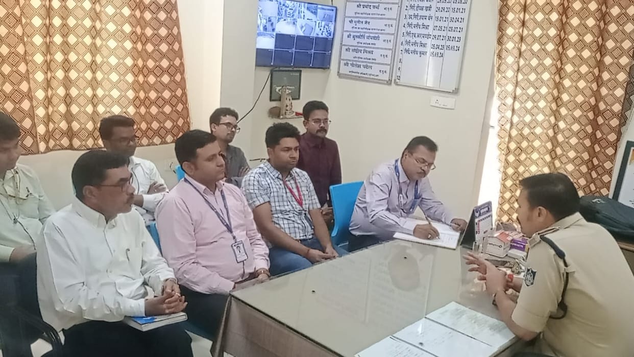 Damoh Bank management should make arrangements for bank security SP gave instructions to bank managers