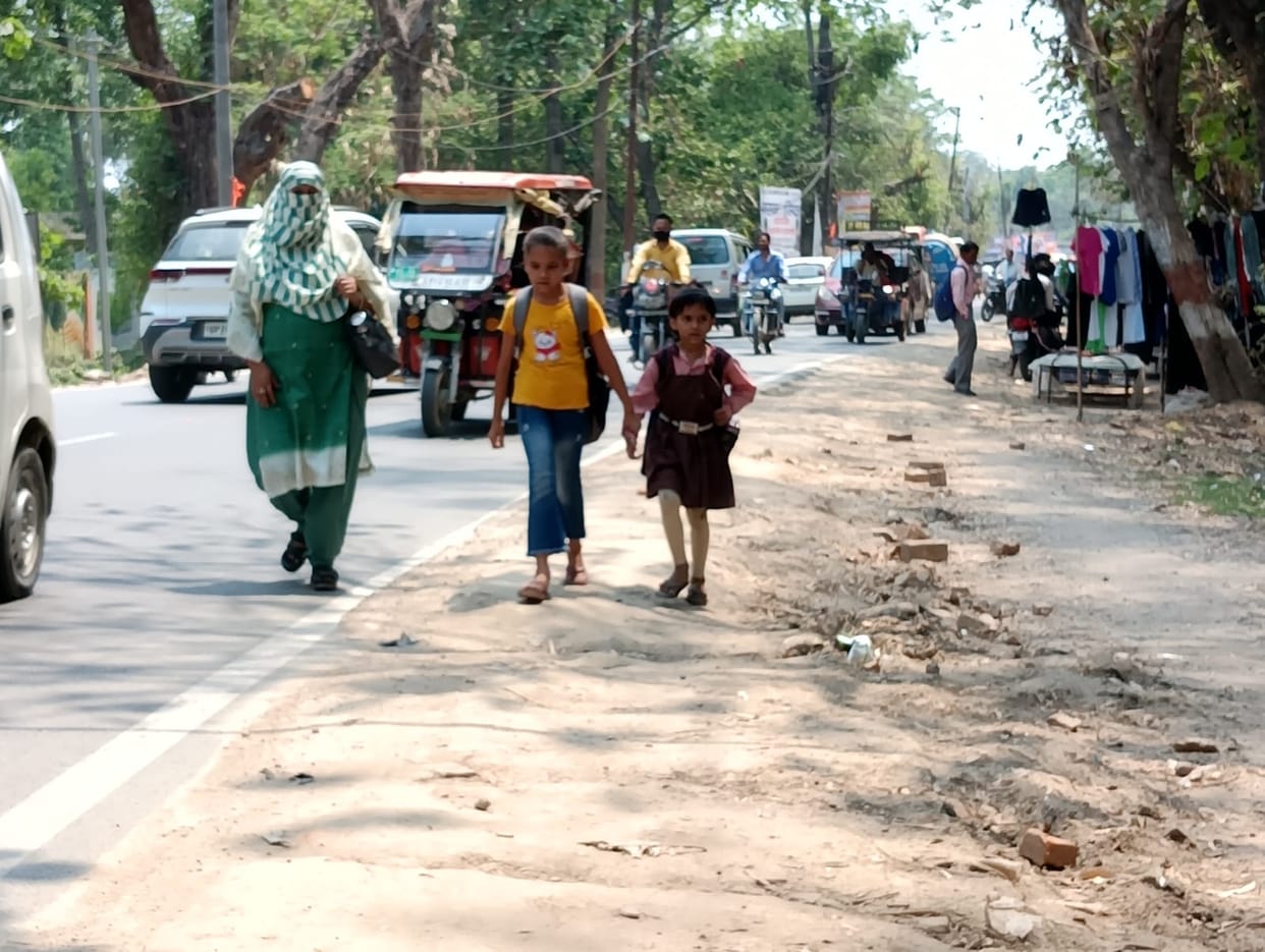 Abandoned the footpath after pouring soil, now the problem is due to flying dust.