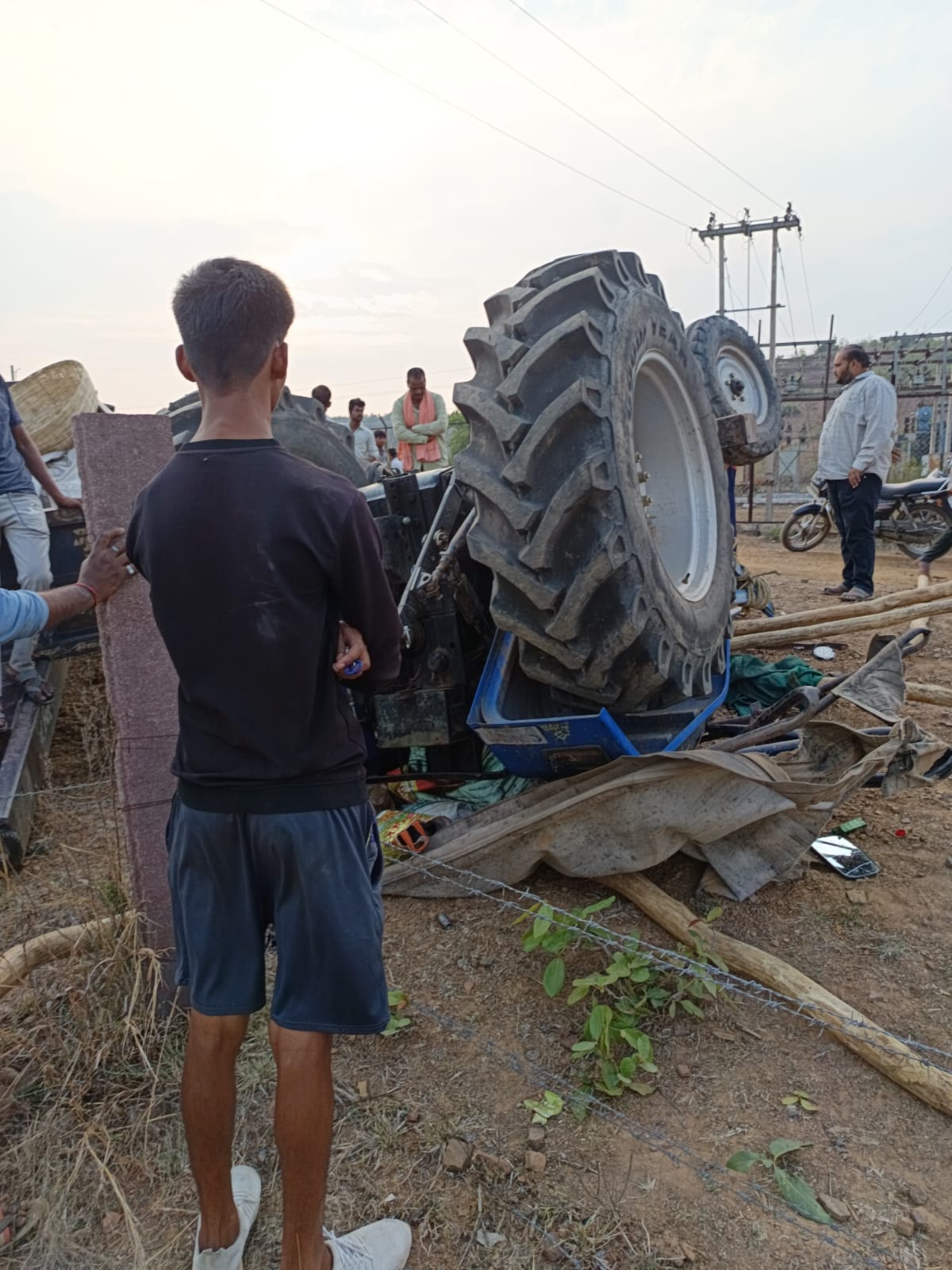 The tractor going to pick up the straw trolley overturned out of control, four laborers stuck