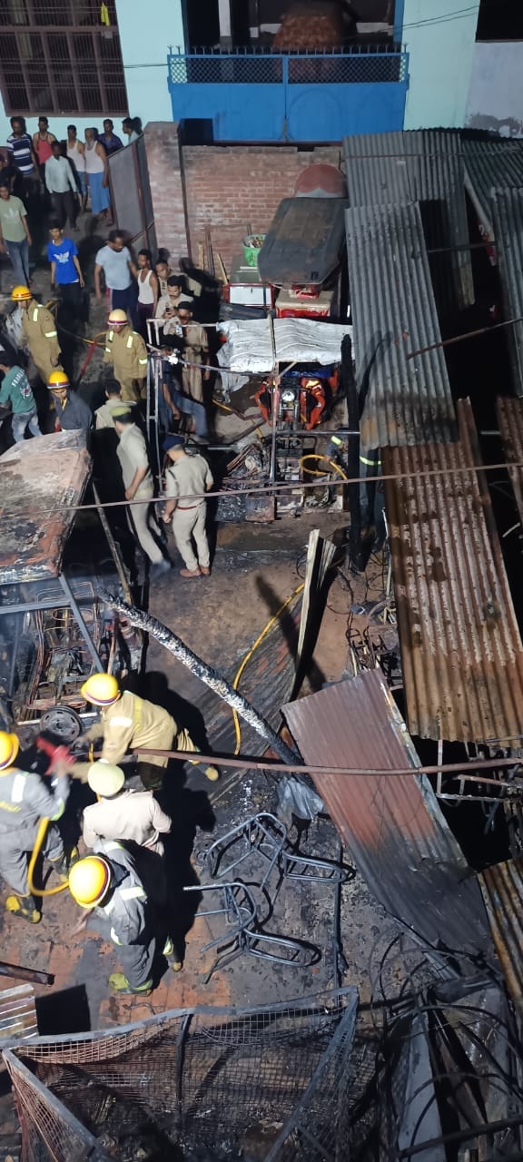 Ice cream agency caught fire due to short circuit, property worth lakhs reduced to ashes