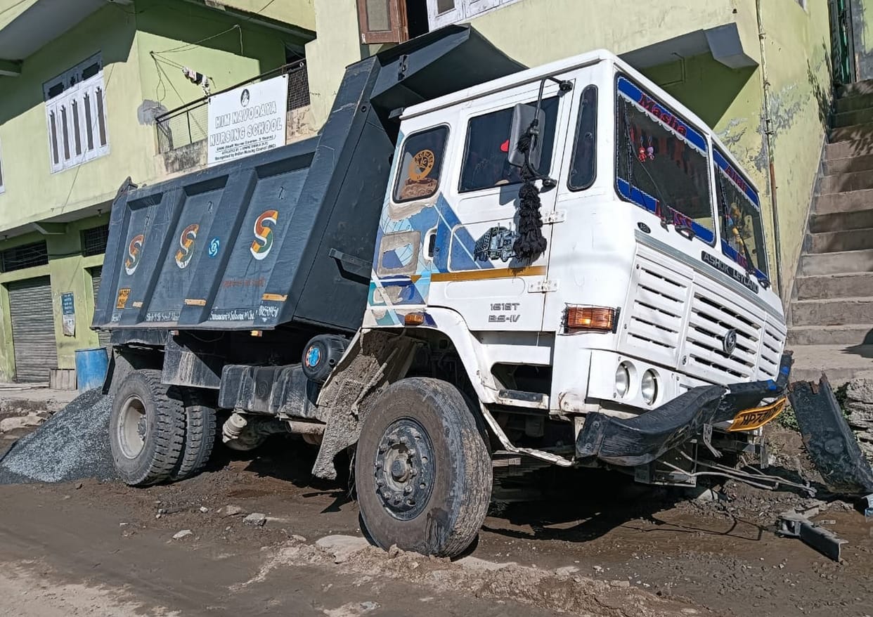 Digging of the road increased people's troubles, trucks also got stuck in the mud