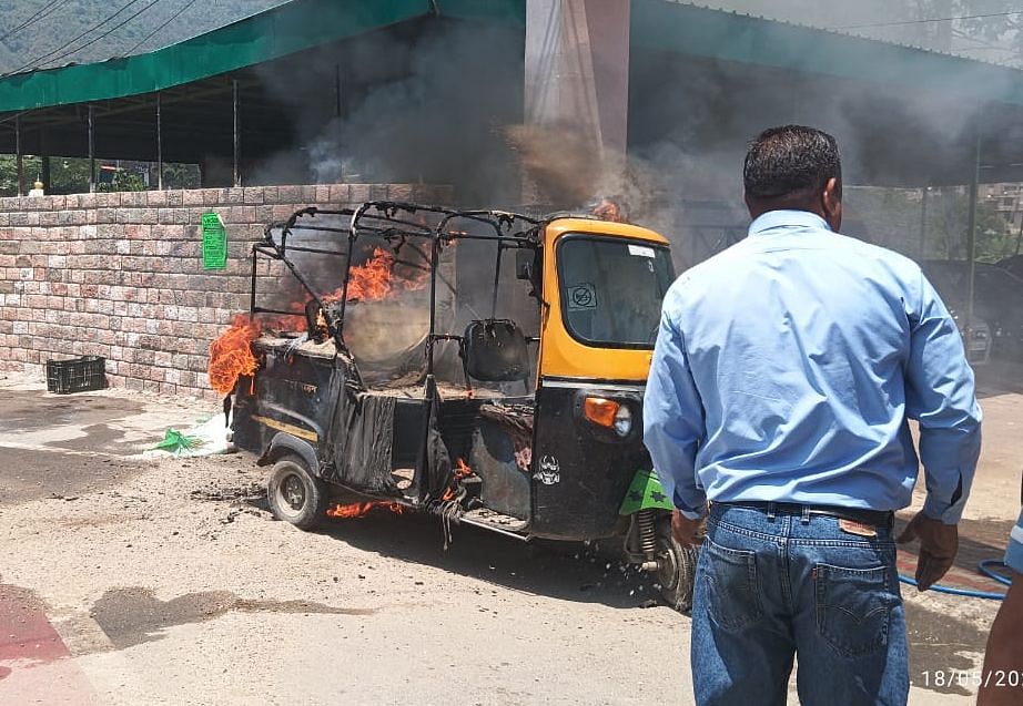 There was chaos due to auto fire at ITI Chowk in the city.