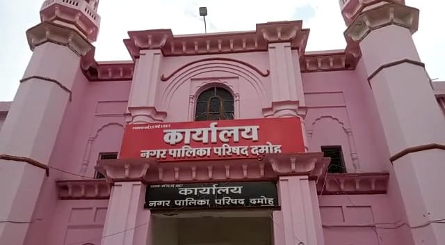 Damoh Panic due to NPA payment list going viral tractor-tanker rented from same firm which broom was purchased