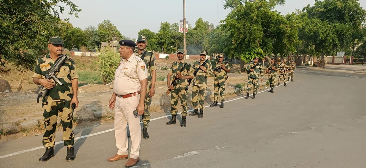 Police and paramilitary forces conducted flag march regarding Lok Sabha elections