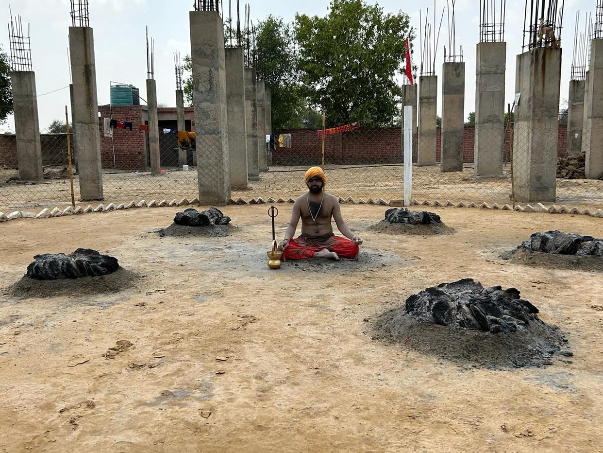 In the scorching heat, Parul devotees perform penance by sitting in the middle of the Dhuni.