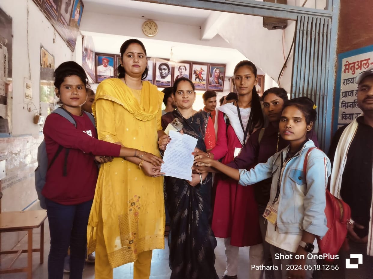 Damoh Angry students create ruckus in college due to lack of practicals