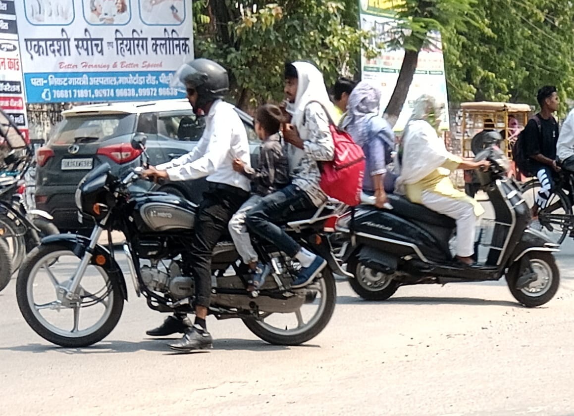 Pedestrians troubled by scorching sun