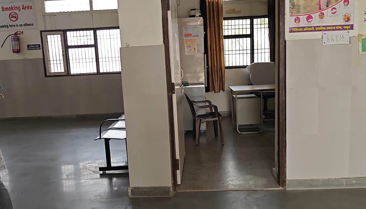 Woman kept moaning due to labor pain, PHC staff kept sleeping after closing the gate
