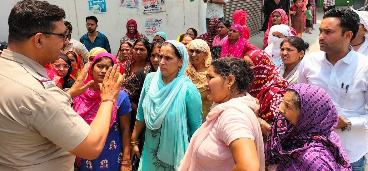 No water since 15 days, electricity stopped since 4 days, angry people created a jam