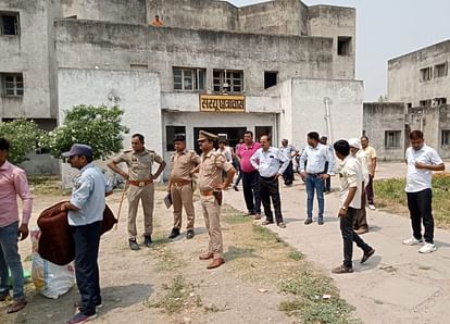 The relatives of the deceased student reached the university with the police.