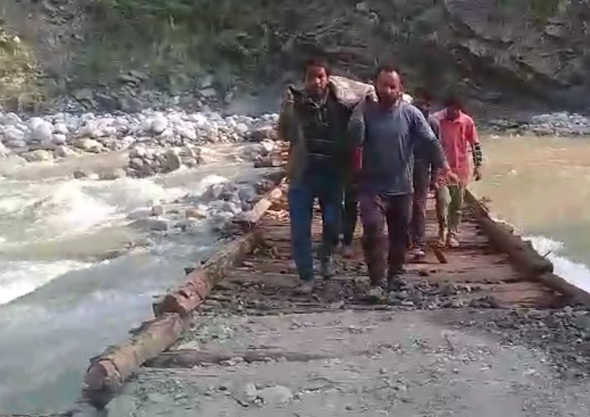 Bageshwar News Pregnant woman brought 11 km on a stretcher, fetus dies