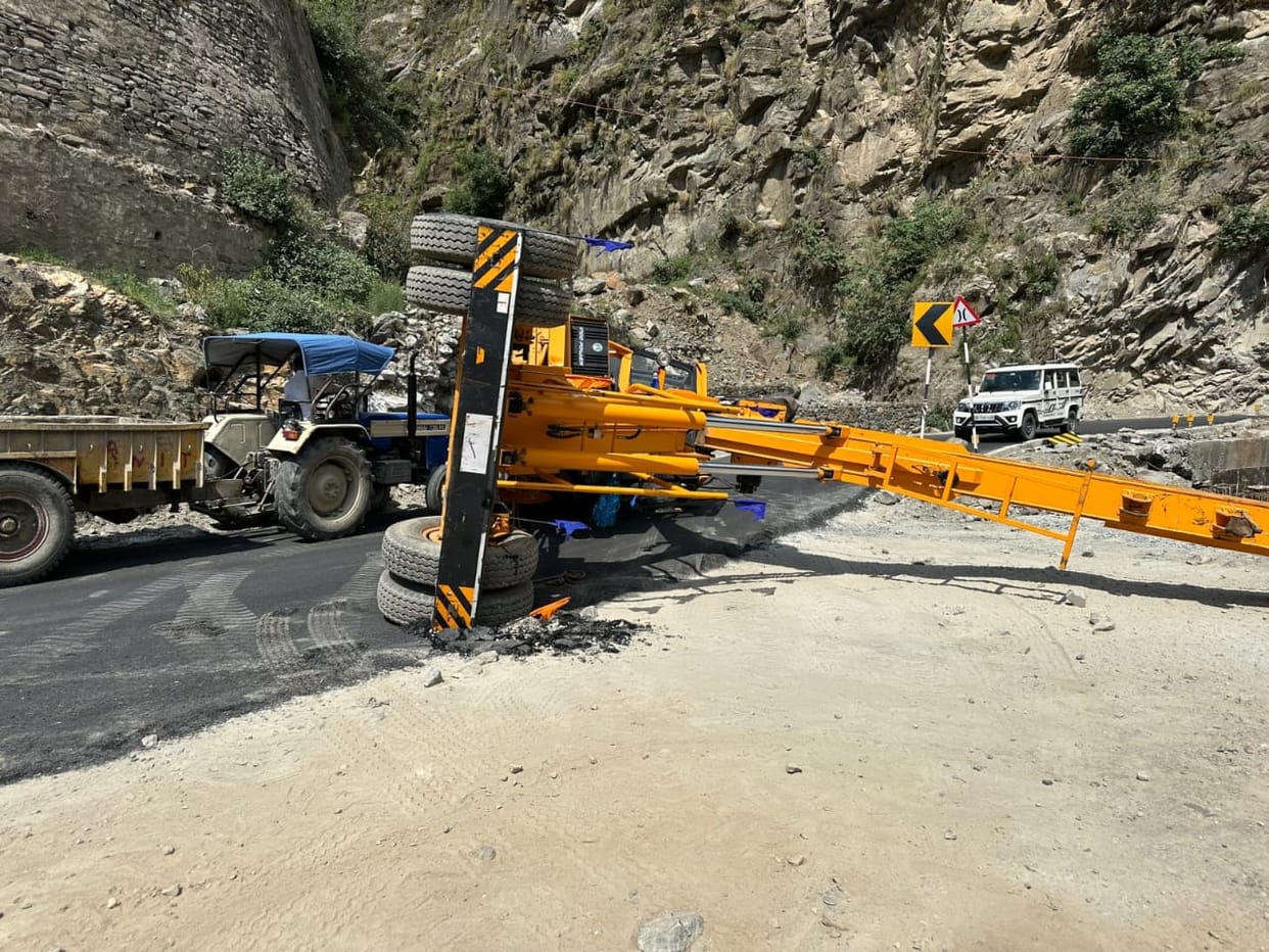 Bharmour-Pathankot highway remained closed for two hours due to overturning of Hydra.
