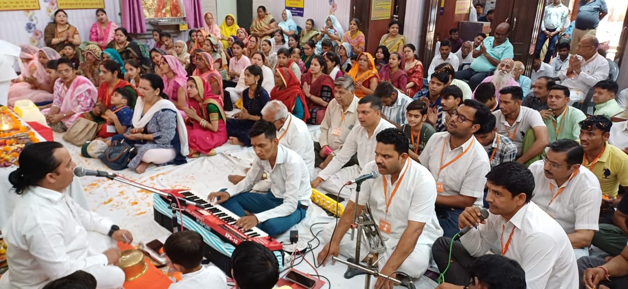 Devotees danced to Baba's hymns