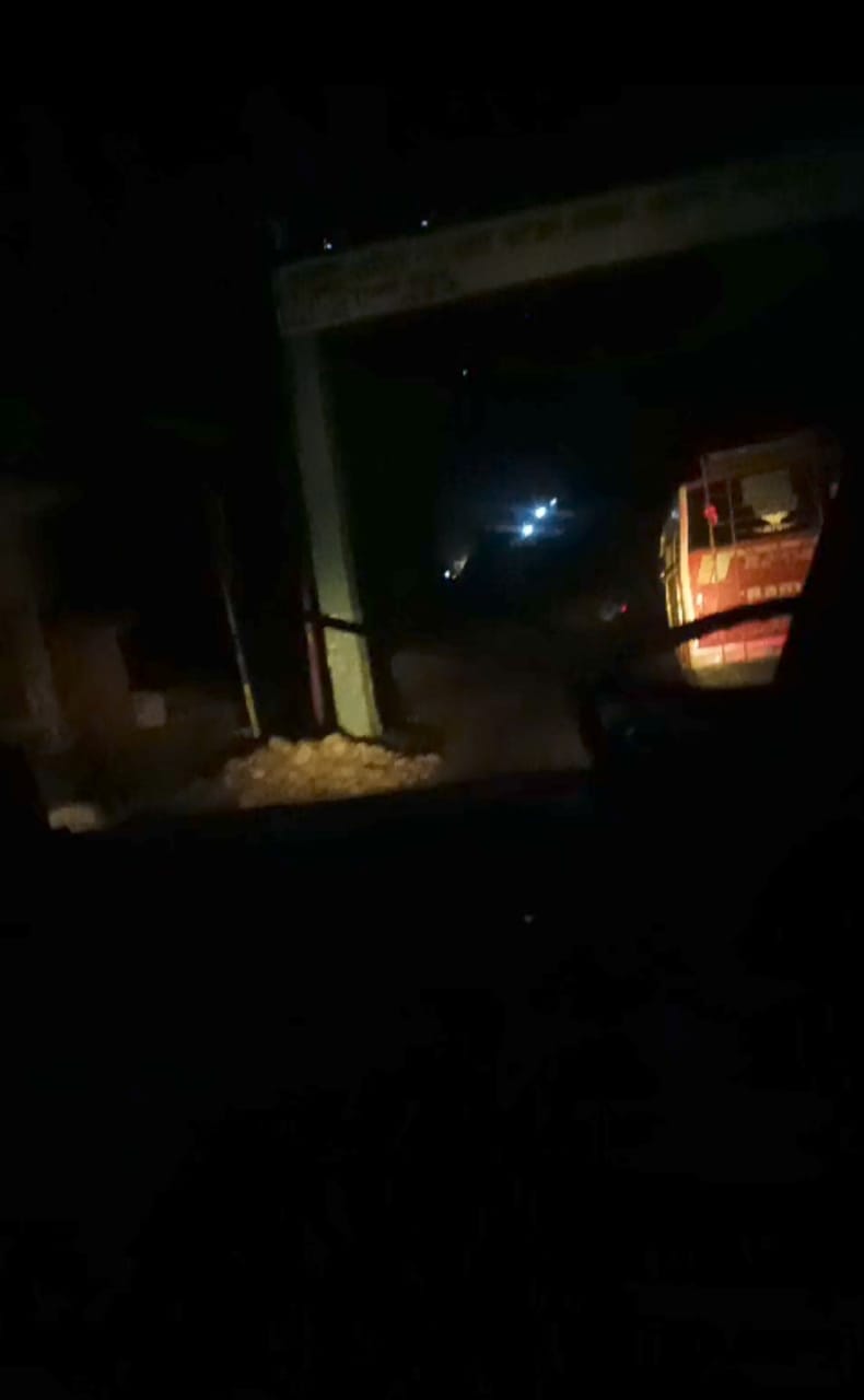 Bus left half an hour late, lights went off on the way, reached Delhi with fog lights