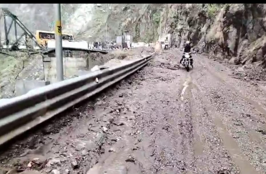 Debris came on NH after rain, speed stopped for two hours